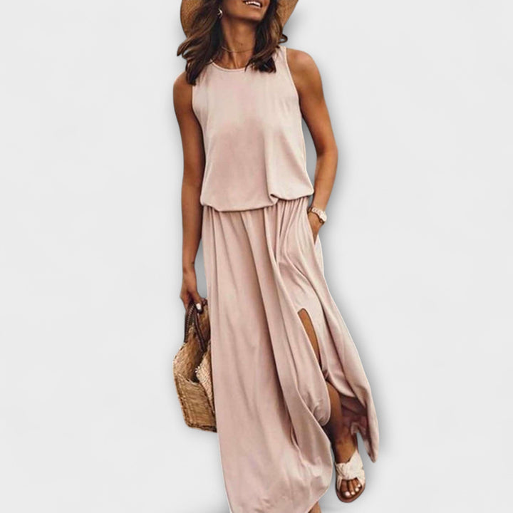 Vestido leve, largo, sem mangas, com decote redondo e fenda