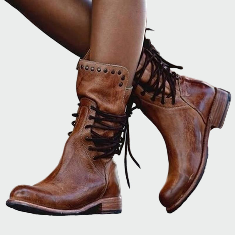 Botins de pele com atacadores