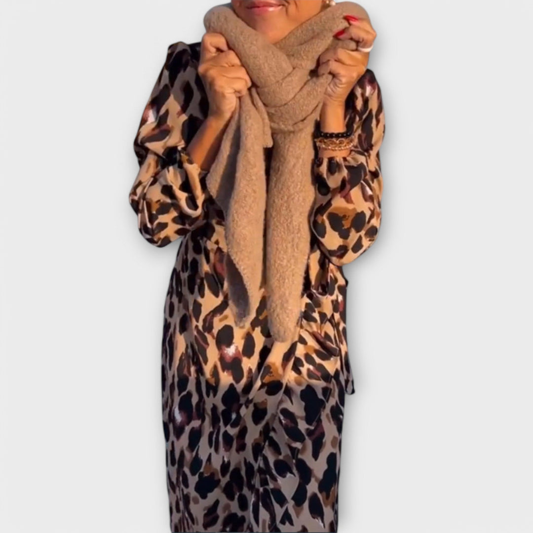 Vestido casual com padrão de leopardo e decote em V