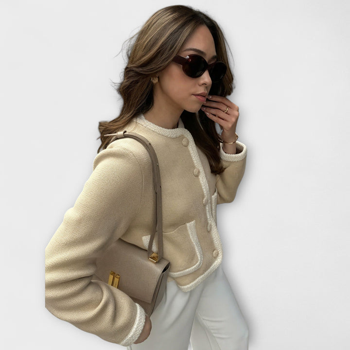 Cardigã Clássico com Bolsos Decorativos
