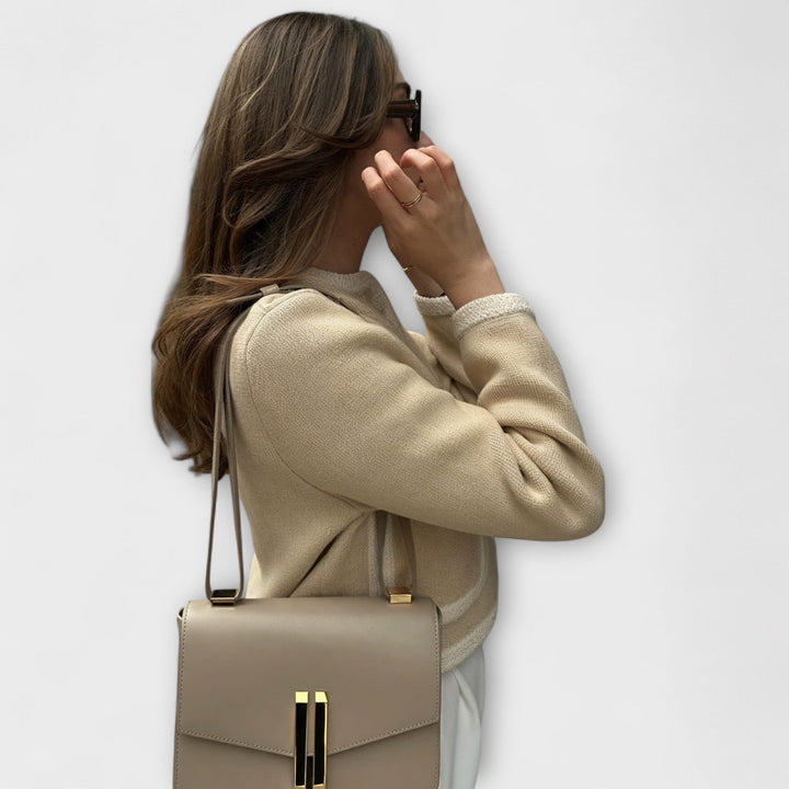 Cardigã Clássico com Bolsos Decorativos