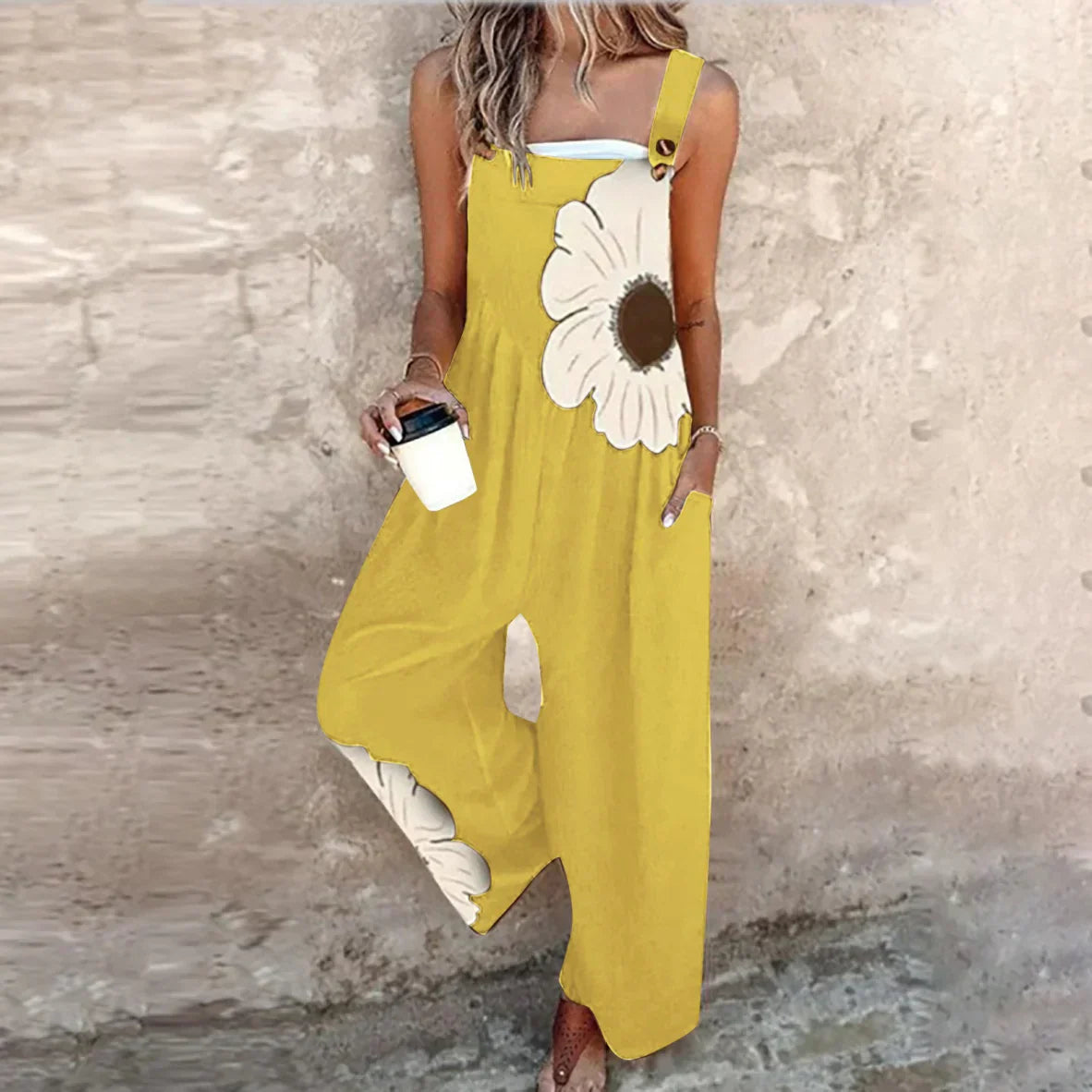 Jardineira – estilo relaxado em preto estampada