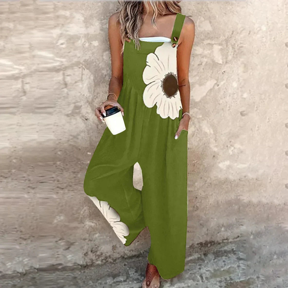 Jardineira – estilo relaxado em preto estampada