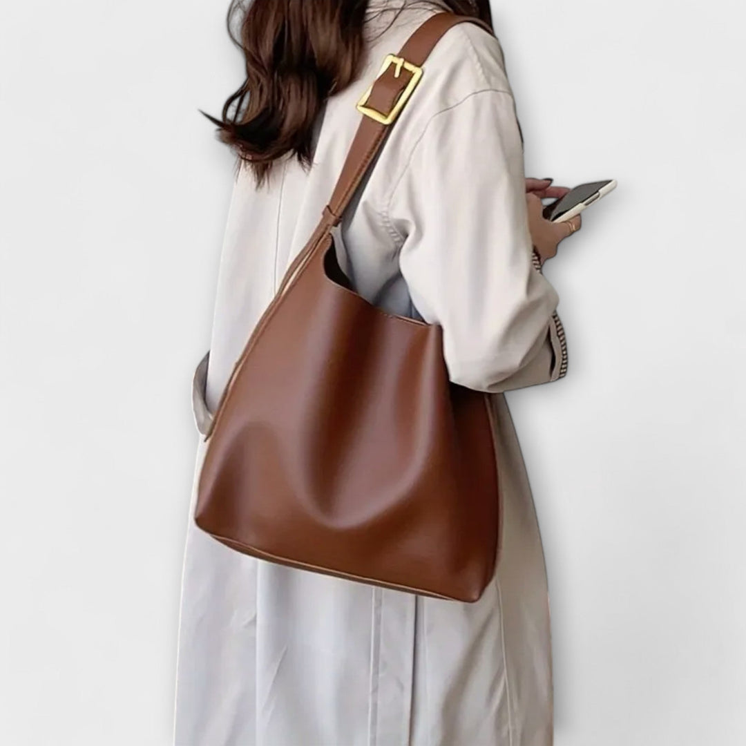 Cécile. – Elegante mala de ombro em couro